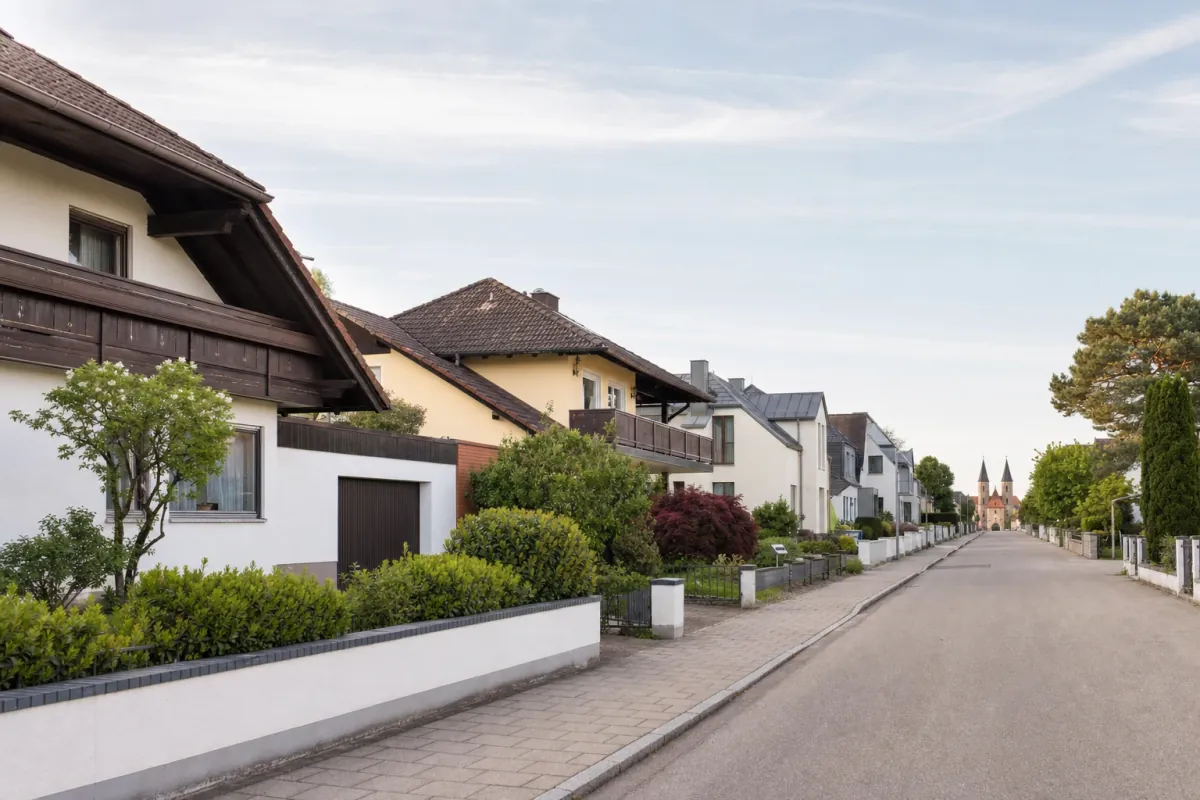 Wohnstraße in Ingolstadt: die für die Stadt typische Bebauung, im Hintergrund über den Dächern ein Wahrzeichen der Stadt.